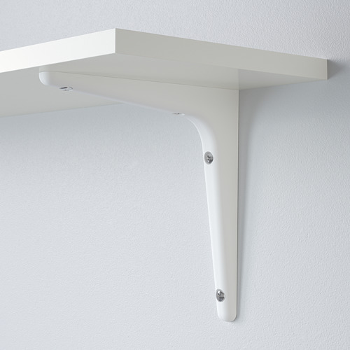 Estante de pared blanco, fijado de forma segura con soportes metálicos.
