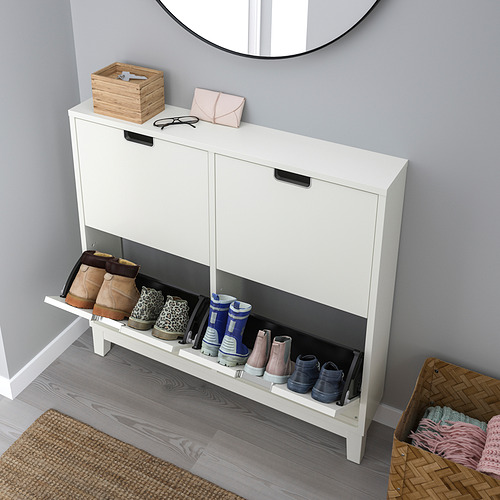 Zapatero STÄLL blanco con 8 pares, frente abierto para ventilación, patas de madera, cerca del espejo de pared.