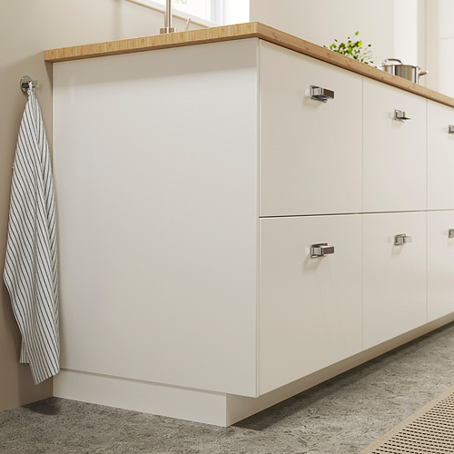 Armarios de cocina modernos, FÖRBÄTTRA blanco, con encimera de madera, tiradores metálicos, tapiz de toallas a rayas.