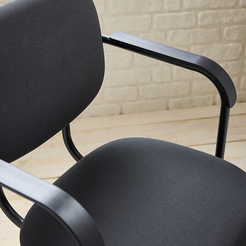Moderna silla de oficina negra con elegante estructura de acero y acolchado de felpa, reposabrazos visibles.
