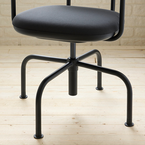 Moderna silla de oficina negra con asiento acolchado y patas metálicas, combinación de comodidad y estilo.