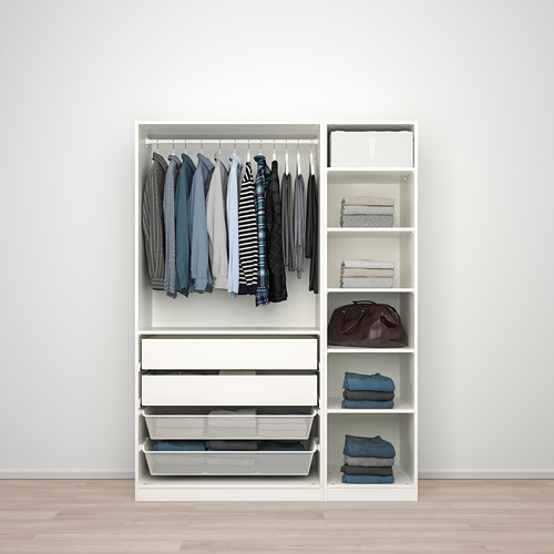 Un armario blanco con camisas colgadas, ropa doblada y estanterías con accesorios, que muestran soluciones de almacenamiento organizadas.