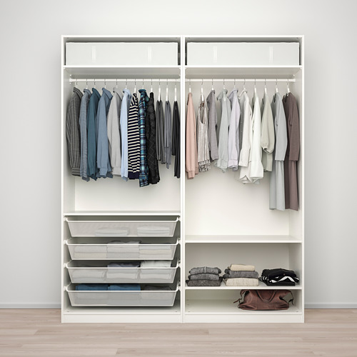 Armario PAX blanco con perchas, cajones, ropa doblada y bolsos. Pies amortiguados ajustables.