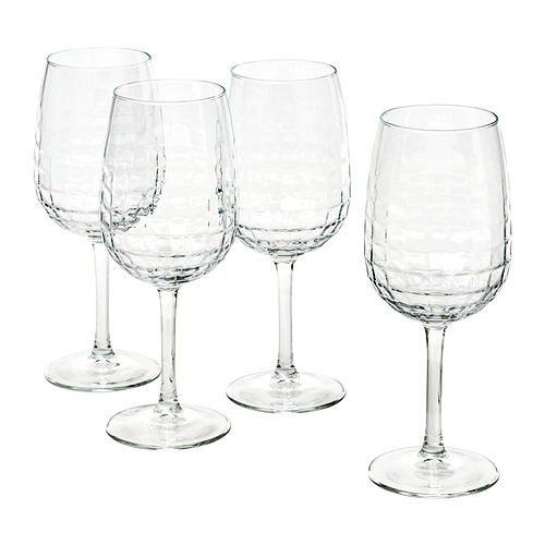 Cuatro copas de vino transparentes y facetadas en un juego, hecho de vidrio. Diseño elegante, perfecto para vino y ocasiones especiales.