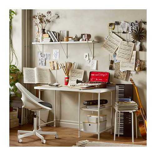 Espacio de trabajo bohemio con escritorio SPÄND, material de arte, guitarra.
