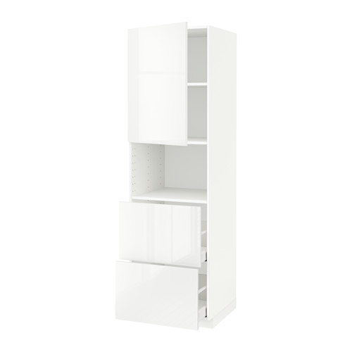 Un moderno mueble alto blanco del sistema de cocina METOD con acabado brillante, con puerta y estante abierto.