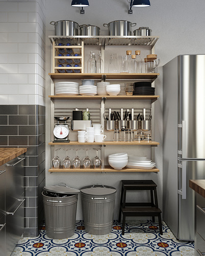 Cocina organizada con estantes abiertos que exhiben platos y contenedores KNODD.