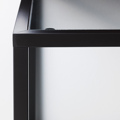 Primer plano de un moderno marco de metal negro con bordes lisos y tapa de vidrio transparente, que muestra un diseño y materiales de alta calidad.