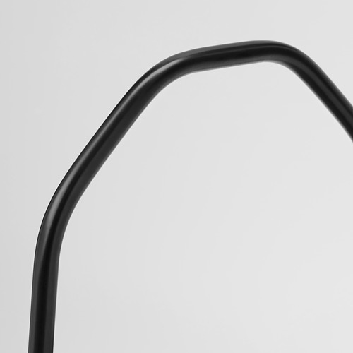 Elegante asa de metal negro de una mesa auxiliar moderna, con líneas suaves y un diseño robusto.