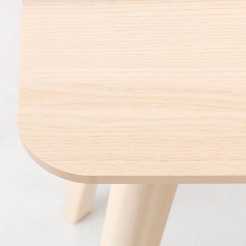 Un primer plano de la superficie de una mesa de madera, resaltando su acabado liso y natural y su patrón de grano uniforme, lo que refleja la artesanía de calidad.