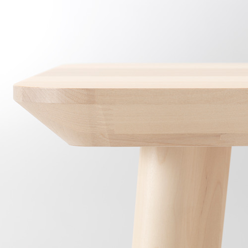 Primer plano del elegante borde de la mesa de madera natural, que muestra un acabado suave y una artesanía robusta.