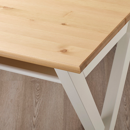 Mesa moderna y minimalista con tapa de madera clara y patas de metal blanco. Diseño robusto y de alta calidad.