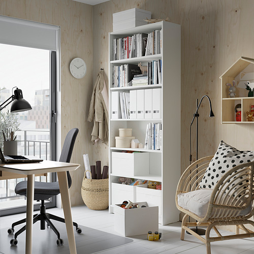 Oficina en casa moderna, una estantería blanca BILLY, paredes de madera natural y un escritorio de oficina gris con una silla negra.