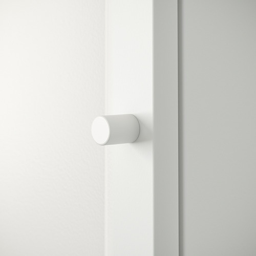 Puerta blanca minimalista con tirador central liso.