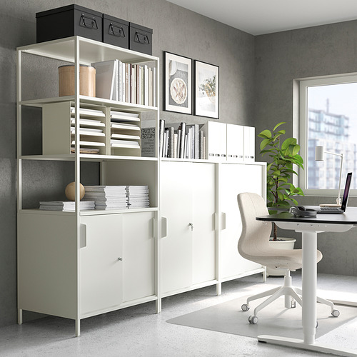 Moderna oficina en casa con gabinete, estantes y escritorio TROTTEN blancos, espacio de trabajo eficiente con almacenamiento.