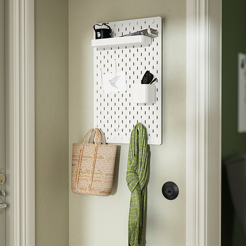 Tablero perforado SKÅDIS de pared con estante, tazas y bolsas para colgar. Organiza los artículos cerca de la puerta.