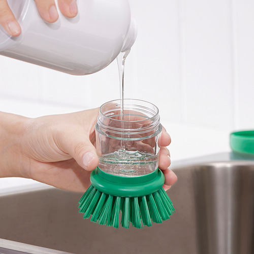 Verter jabón en el frasco del cepillo para lavar los platos.