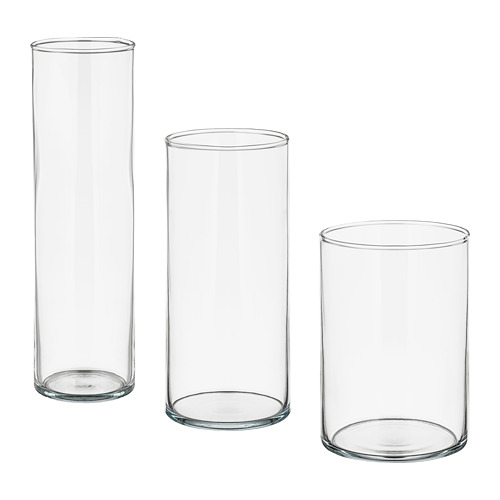 Tres cilindros de vidrio transparente de diferentes tamaños, ideales para decoración y almacenamiento. Son simples, elegantes y se pueden apilar juntos.