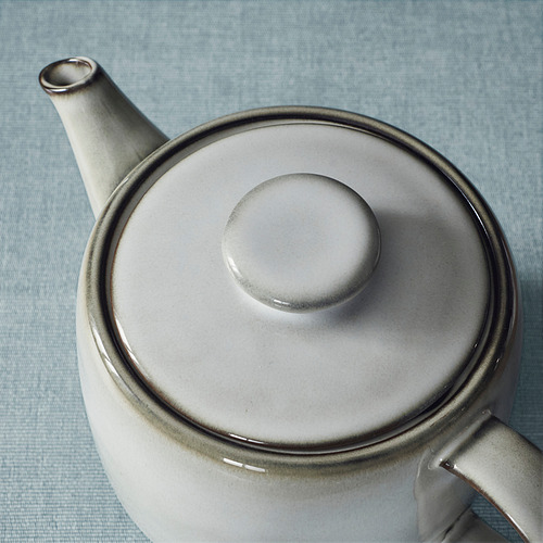 Elegante tetera de gres con acabado liso. Tapa y pico redondos, perfectos para el té.