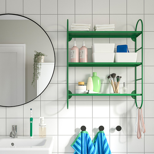 Un baño moderno con una gran estantería de pared färgsätte con champú, toallas y brochas de maquillaje, toallas azules y un espejo redondo al lado.