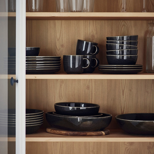 Tazas GLADELIG en los estantes, complementando los artículos de cocina.