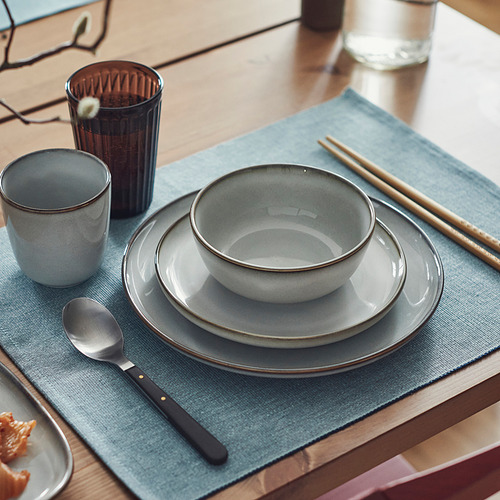 FLORAJE gris GLADELIG: plato grande, plato pequeño, tazón, taza, palillos, cuchara sobre estera azul, glaseado artesanal