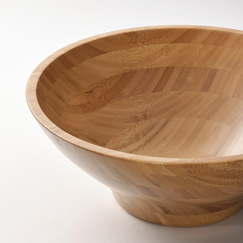 Un gran cuenco de madera pulida hecho de bambú, que muestra intrincados patrones de grano y un acabado suave.