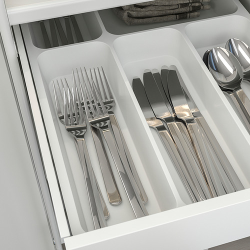 Organizador de cubiertos con tenedores, cuchillos y cucharas en compartimentos.