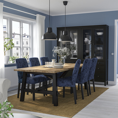 Moderno comedor azul con mesa rústica, sillas de cachemira, luces negras, grandes ventanales. Sensación de luminosidad y amplitud.