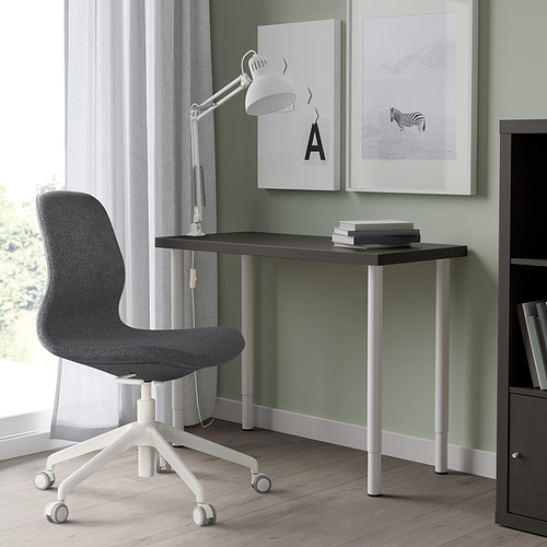 Configuración moderna de tareas: escritorio LINNMON en blanco y negro, silla gris, libros, estampado de cebra, lámpara.