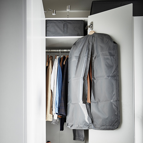 Armario abierto que muestra ropa en perchas, incluyendo una bolsa de ropa gris y varias prendas, organizadas de forma ordenada.