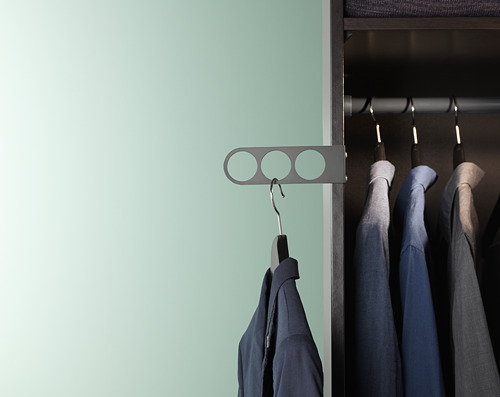 El colgador de aparcacoches gris KOMPLEMENT guarda la ropa de forma ordenada en el armario, montada en el interior para un aspecto limpio.