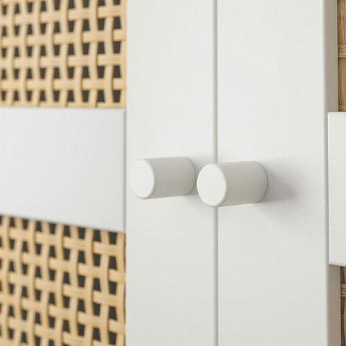 Puerta de librería BILLY blanca con panel de bambú trenzado.