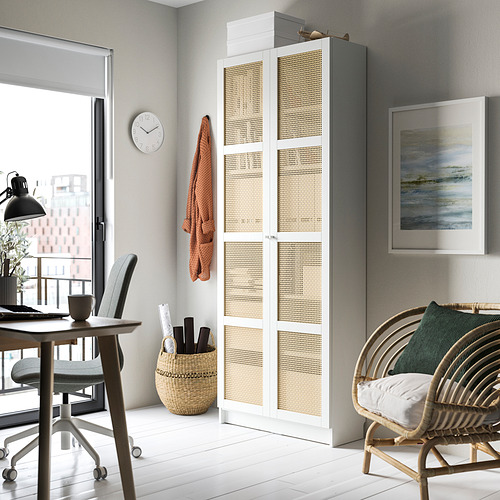 Moderna oficina en casa con librería blanca BILLY, muebles grises, materiales naturales y mucha luz desde un gran ventanal.