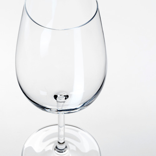 Copa de vino clara y vacía con tallo largo y copa ancha, que refleja la luz. Cristalino de alta calidad.