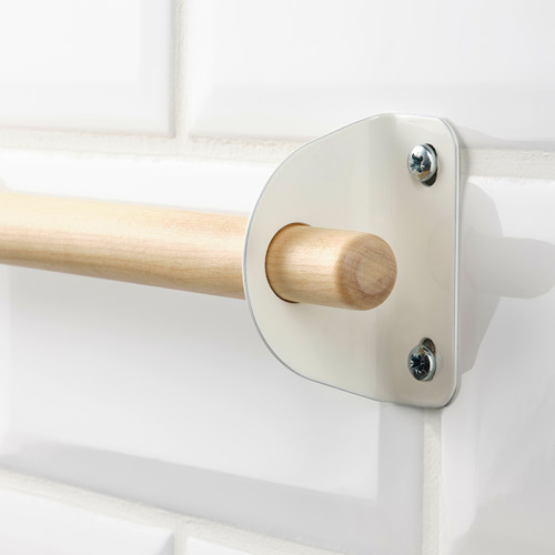 Primer plano de una barandilla de madera robusta y bien elaborada, sujeta de forma segura con soportes metálicos, que muestra materiales de alta calidad y un diseño preciso.