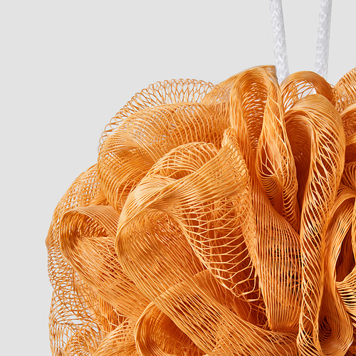 Puff corporal de malla naranja para exfoliación, lazo para colgar visible, detalle de malla más fino notable.