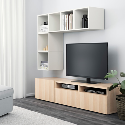 Sala de estar moderna con mueble de televisión BESTÅ. Cajones abiertos, libros, decoración, TV central.
