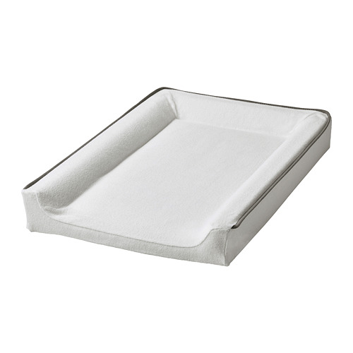 Una funda para cambiar pañales de bebé blanca de VÄDRA. Bordes redondeados, material de rizo suave, diseñado para adaptarse a la estera VÄDRA.