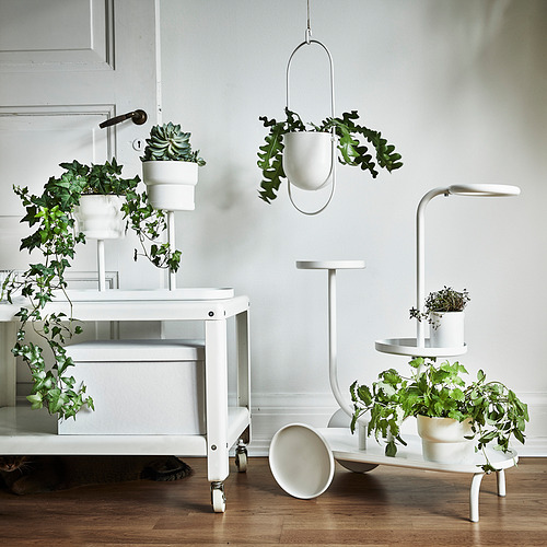 Soporte de plantas blancas CHILISTRÅN con múltiples niveles y jardinera colgante, que sostiene plantas verdes. Diseño moderno con acero con recubrimiento en polvo.