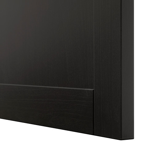 Primer plano de muebles modernos de madera negra, con un acabado suave y un diseño elegante.