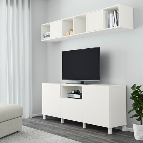 Mueble de TV y estantes de pared BESTÅ en sala de estar minimalista con TV de pantalla plana y almacenamiento.