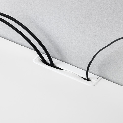 Soporte de TV blanco con gestión de cables incorporada, que muestra el enrutamiento organizado de cables a través de una ranura.