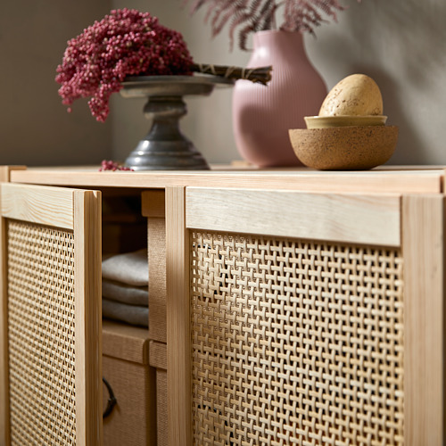 Gabinete de bambú IVAR, madera clara, puertas tejidas, jarrones de almacenamiento, flores, diseño simplista.