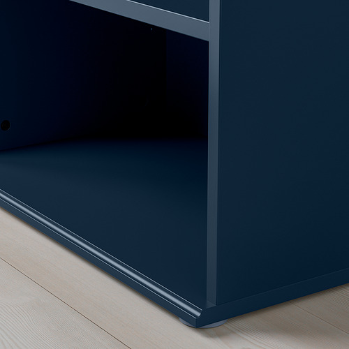 Gabinete azul oscuro con acabado suave y duradero y líneas limpias. Diseño robusto, de pie sobre suelo de madera. Pies ajustables visibles, lo que garantiza la estabilidad.