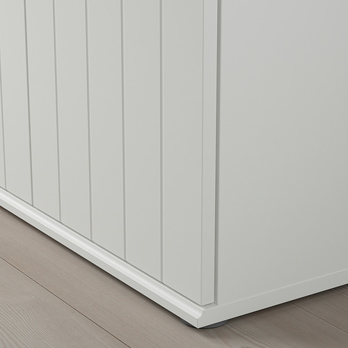 Muebles de madera blanca con bordes limpios y perfilados en el suelo.