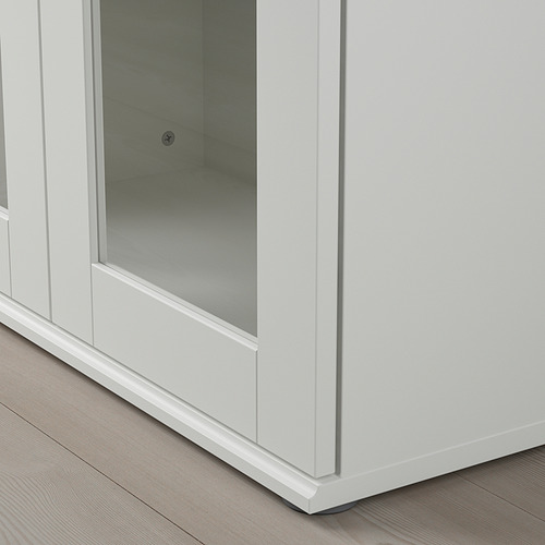 Mueble blanco con puertas de cristal, reflejando la luz. Líneas limpias y superficies lisas, diseño de alta calidad.