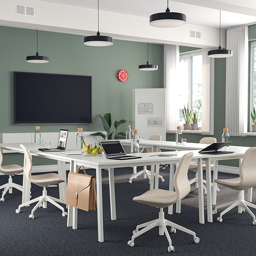 Sala de conferencias con una mesa MITTZON blanca y sillas långfjäll beige. La mesa tiene computadoras portátiles y botellas de agua; Las sillas están parcialmente debajo.