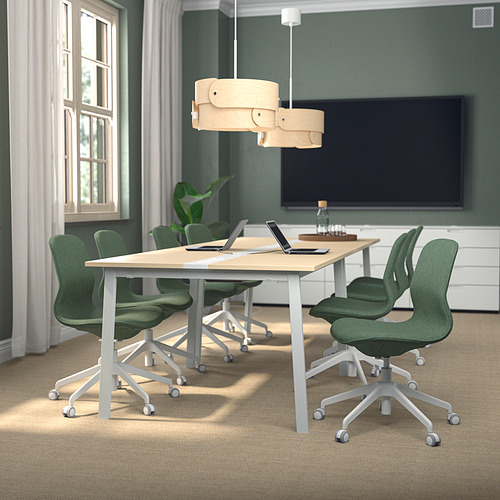 Mesa de conferencias moderna, MITTZON, de madera clara, rectangular, con sillas verdes, perfecta para reuniones, flanqueada por grandes ventanales.