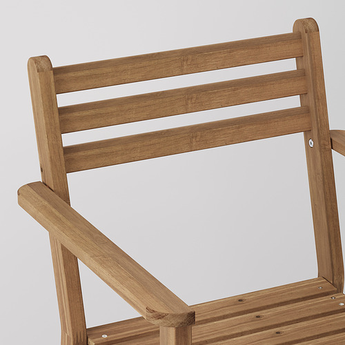 Detalle de respaldo de silla de madera con diseño de listones, elaborado con madera de acacia duradera.